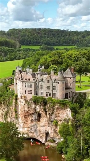 Le Château de Walzin semble suspendu au-dessus de la lesse 🏰 Perché sur son éperon rocheux, on raconte qu’il aurait été construit pour surveiller la vallée… mais aussi pour rester invisible aux ennemis jusqu’au dernier moment. Un château qui impressionne autant par sa position que par son mystère. Crédit vidéo à @ali_graphy_pic #ActivitesBelgique #ChateauDeWalzin #PatrimoineBelge #Legende #histoire | Activitesbelgique.be