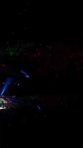 Deyra Barrera fue blanco de críticas en redes sociales luego de cometer un error al entonar el Himno Nacional. Sin embargo, eso no fue lo único que generó polémica: la evidente reacción de Blue Demon Jr. también se volvió viral rápidamente. . . . . #BlueDemon #DeyraBarrera #HimnoNacional #Video #Viral #WWE | Soy Grupero