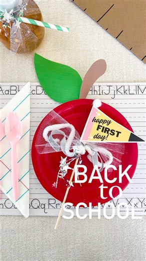 Save these ideas for the first day of school breakfast 🧇 🍎 Easy adorable back to school breakfast set up! Everything I used was from @dollartree 📝White napkins- use red and blue fabric markers to turn them into lined paper 🍎 Red paper plate- Comment “link” for stem and leaf printable to turn them into apples 👩‍🏫 Alphabet white board- this is perfect to use as a place mat 🚩 printable mini pennant- I printed this out, just used a kabob skewer add ribbon a pom pom I also made a ruler 📏 tabl