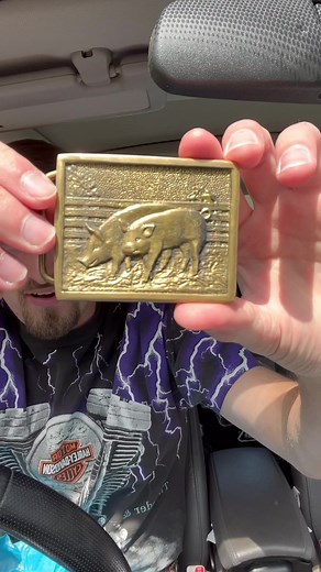 Imagine me walking around with a pig belt buckle on 🤣🤣 #thrifting #vintageclothes #beltbuckle #fleamarketfinds #vintagehaul