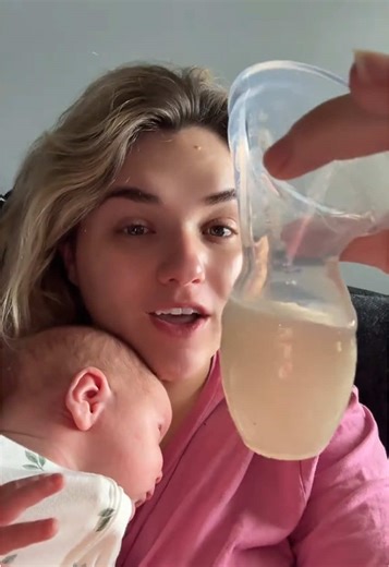 Why use a Haakaa pump? 🤔 Katelyn’s video shows exactly why we recommend using a pump on the other side! Thanks so much @Katelyn | Fitness & MaMa ✨ for letting us share! 🥰❤️ #haakaapump #usingapump #haakaabreastpump #milkexpressing #letdown #milkleakage