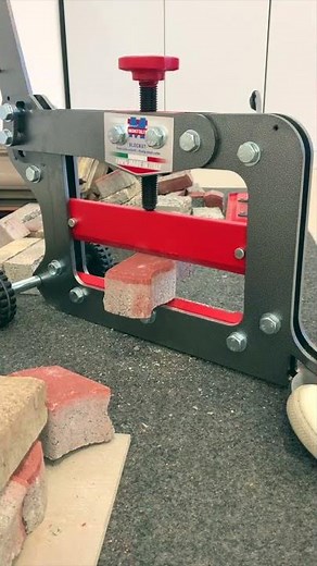 Block Cutter MONTOLIT BLOCKUT in action