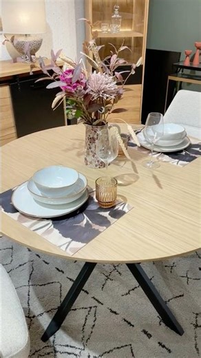 Table extensible LORETTA - Le naturel d'un placage en bois de chêne clair. #décorationintérieure