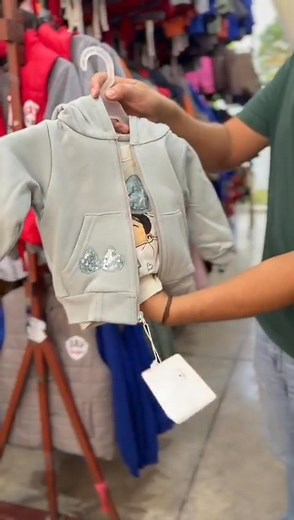 ✨ ¡Conjuntos de 3 piezas que lo tienen TODO! ✨ En Moon Kids siempre pensamos en los pequeños, y por eso traemos lo mejor en pants con calidad, estilo y comodidad garantizada 👕👖🧥 💫 Son tres piezas al precio de una, perfectas para esta temporada. 💬 ¡Aprovecha y surte tu tienda con modelos que se venden solitos! | Moon Kids