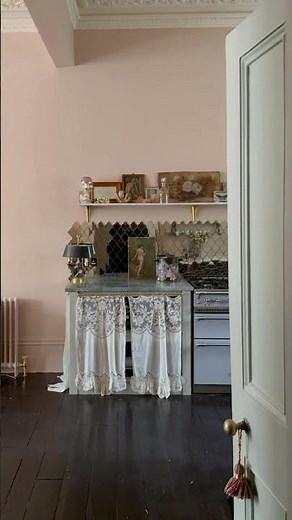 Still dreaming of Pearl Lowe’s glittering, glamorous and secretly practical kitchen in Portobello…