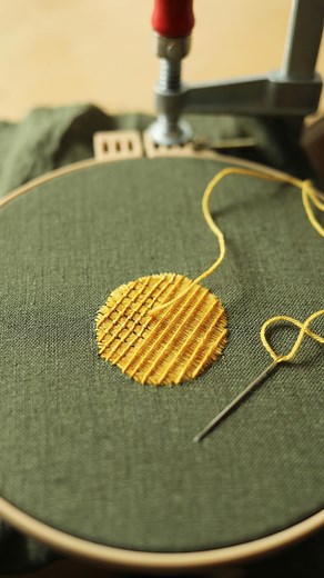 Arounna Khounnoraj on Instagram: "This is called the #bayeux #embroidery stitch which is good for covering a large area without using a lot of threads. The technique consists of using couching stitches on top of laid threads. You can also outline the shape with a stem stitch before adding the laid threads. I hope you like it and will give it a try  I showed this to John and he said ‘oh you made a stroopwafel’ "