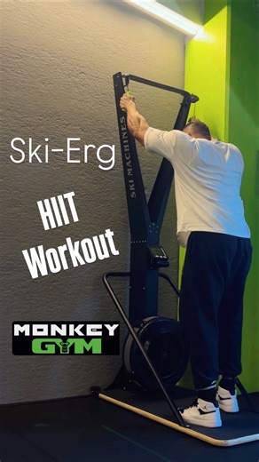 🎿 SKIERG: l’attrezzo che allena tutto il corpo 💥 Hai mai provato lo SkiErg? È uno dei macchinari più sottovalutati in palestra, ma anche uno dei più efficaci. Ispirato al gesto dello sci di fondo, lavora su: ✅ Spalle, dorsali e tricipiti ✅ Core e stabilizzatori ✅ Gambe e glutei In poche parole: un allenamento full body che combina forza, resistenza e fiato in un solo movimento. Perfetto per: 🔥 Riscaldarsi prima dell’allenamento 🔥 Allenamenti HIIT o a intervalli 🔥 Lavori di conditioning e mi