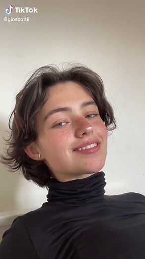 Exploring Short Wavy Brown Hair Styles