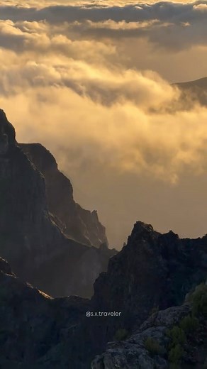 Leaving no stone unturned. I’ve spent more than 3 years in Madeira chasing sunsets 🌅 in places where most tourists never set foot. Cliffs, forgotten paths, wild valleys, hidden ridges… this island still feels endless, no matter how far I go. Every month I uncover something new — and each discovery goes straight into my INTERACTIVE MADEIRA MAP 🗺️✨ I update it almost weekly, so the guide grows together with my own explorations. If you want more than the standard “must-visit spots,” and prefer qu