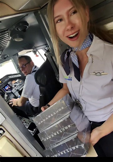 🎧 Noise cancelling headsets for the Denver Air flight crew 🙂👨‍✈️ #merrychristmas #travel #blessed #flightattendant #pilot