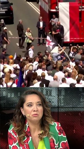 Tłum idzie ulicami Warszawy