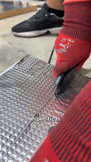 La insonorización es uno de los aspectos más ignorados por los fabricantes 🤫🔇 No porque no se pueda hacer… sino porque encarece el coche y no se ve. Menos ruido, menos vibraciones y más confort cambian por completo la experiencia al conducir. Cuando insonorizas bien un coche, entiendes todo. ¿Te gustaría notar la diferencia en el tuyo? 👇 📲 WhatsApp: 615 78 48 57 #insonorizacion #coches #madridaudio PUBLICIDAD | madrid audio