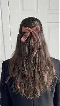 Crocheted scrunchie with bow, the perfect accessory for kids and adults. Ready in 30 minutes 🎀