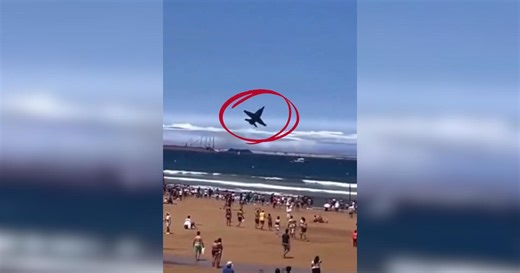 Les images terrifiantes d’un avion de chasse évitant de justesse un crash sur une plage en Espagne