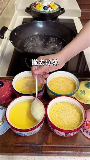 开水蒸蛋，0失败教程 2个鸡蛋+120毫升开水。 倒开水后再搅拌，放心不会变成蛋花汤。 水开后上锅蒸10分钟即可。 早餐不知道做什么，就来做这个开水蒸蛋，快捷又营养，姐妹们快学起