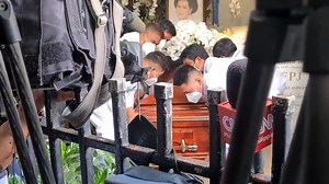 JUST IN: Nailibing na ang mga labi ni "Queen of Philippine Movies" Susan Roces ngayong Huwebes ng tanghali. Inilagak ang kaniyang mga labi katabi ng asawa na si Fernando Poe Jr. sa Manila North Cemetery. | via Arra Perez, ABS-CBN News Kaugnay na ulat: https://news.abs-cbn.com/entertainment/05/26/22/in-real-life-susan-roces-had-memorable-lines-too | ABS-CBN News