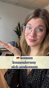 Was ist der Unterschied? 🧐 „Kennen“, „kennenlernen“ oder „sich auskennen“? 🤔 Diese drei Verben sind zwar sehr ähnlich, aber sie bedeuten etwas ganz Unterschiedliches! 😅 👉 kennen: Du bist schon mit jemandem oder etwas vertraut. ➡️ „Ich kenne Maria seit meiner Kindheit.“ 👉 kennenlernen: Du machst gerade eine neue Erfahrung oder triffst jemanden zum ersten Mal. ➡️ „Gestern habe ich die neue Mitarbeiterin kennengelernt.“ 👉 sich auskennen: Du hast Expertise oder weißt, wie etwas funktioniert. ➡