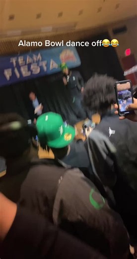 had to shake dat shii😂😂😂 #oregonfootball #StepandFlex #MyPlayoffPicks #k18hairflip #fyp