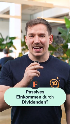 Finanztip on Instagram: "Vom ETF leben klingt nice – oder? 💡 Machen wir ein Beispiel: Hättest Du 2018 1 Million € in den iShares MSCI World ETF (ausschüttend) gesteckt, hättest Du bis 2024 im Schnitt 1.700 € brutto im Monat Dividende bekommen. 💥 Für 5.000 € monatlich hättest Du 2018 satte 3 Millionen € investieren müssen. 📉 Problem: Dividenden schwanken und Du verlierst den Zinseszinseffekt, wenn Du die Ausschüttungen direkt ausgibst. Für die Altersvorsorge kann das zum Nachteil werden. 📌 Fa