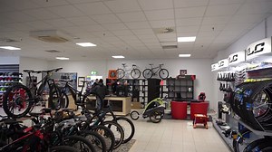 Büro, Verkauf, Werkstatt und Kasse! Für diese vier Bereiche sucht Kai Gimmler neue, fahrradbegeisterte Mitarbeiter! Infos dazu findet ihr im Video! Kai Gimmler Bikes EKC Einkaufscenter Bous Saarbrücker Straße 197 D-66359 Bous Di.- Sa.: 10-18h Montags geschlossen! E-Mail: info@kai-gimmler-bikes.de www.kai-gimmler-bikes.de | German Television