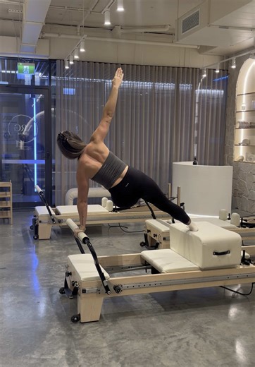 Single Leg Push-Up and Side Plank Flow Workout