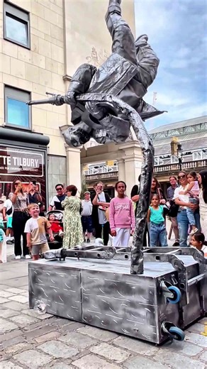 When the little ones want to see me moving. #livingstatue #silvermanstatueofficial