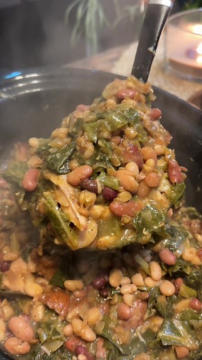 🥣 Crockpot Southern 15 Bean Soup (Smoked Turkey Version) • 1 (20 oz) bag 15 bean soup mix (with seasoning packet) • 2 smoked turkey drumsticks • 1 bunch fresh collard greens, washed, trimmed & chopped • 1 large onion, diced • 1 green bell pepper, diced • 2 ribs celery, diced • 4 cloves garlic, minced • 8 cups chicken broth • 1 Tbsp onion powder • 1 Tbsp garlic powder • 1 Tbsp smoked paprika • 1 Tbsp black pepper • 2 Tbsp apple cider vinegar • Hot sauce, to taste Instructions: \t1.\tRinse and so