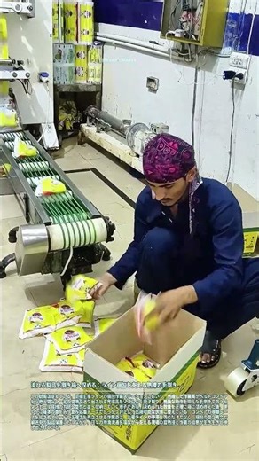 流れる製品を捌き箱へ収める：ライン梱包を支える熟練の手捌き