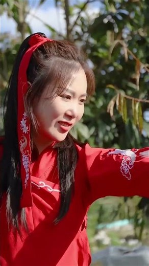 The kung fu master is attacked by a flesh snake, and his junior sister comes to help!