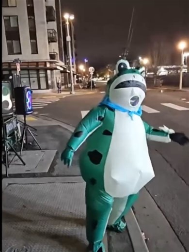 🎵Froggy Went to Portland – Feb 15 2026 - Portland ICE Facility Song by Daniel Kelly #filk https://www.youtube.com/@DanielKellyFolkMusic Thank you PretendMedia and everyone else who live streams #protests #ice #pdx