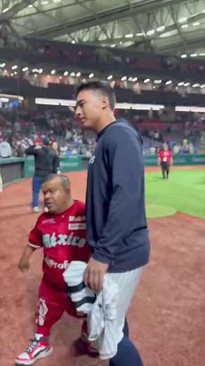 121K views · 2.4K reactions | Anthony Volpe y Robinson Canó intercambiaron camisas en el último juego de ayer entre los Diablos Rojos y los Yankees en México!!! | Aqui Somos Yankistas | Facebook