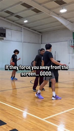 When a defender forces you away from the screen, don’t rush back into it. Use the force to set them up. Attack away. Make them over-commit. Then bring them right back. The force creates the angle. The patience creates the window. Great guards don’t fight coverage. They manipulate it. 👉 Comment “SNAKE” if this clicked 👉 Save this for film workouts 👉 Send this to a guard who gets forced 👉 Follow @d4g_basketball for more elite reads and breakdowns. #training #basketball #fyp #explore #reels | D