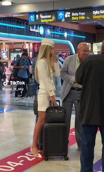Airport Crew Reactions: Behind the Scenes Insights