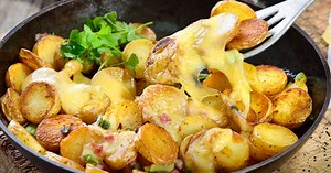Poêlée de pomme terre au fromage à raclette : la recette à tomber prête en 15 minutes