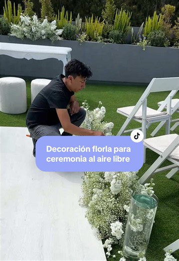 Una decoración floral bien diseñada hace mucho más que embellecer un espacio: transforma por completo la experiencia de tu ceremonia. Este camino floral crea un ambiente elegante y acogedor, realza cada fotografía, dirige naturalmente la atención hacia el altar y aporta una sensación de exclusividad que hace que cada momento se sienta aún más especial. Además, las flores blancas transmiten pureza, armonía y sofisticación, logrando una atmósfera inolvidable para los novios y sus invitados. Invert