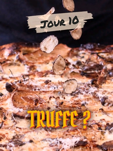 Je me lance : 30 jours, 30 pizzas 🍕 Jour 10 Pizza “à la truffe” 🍕💸 Oui oui… 👀 “À la truffe”… euh.. pas vraiment 😏 La vraie truffe ? Trop cher. 💰 Alors on fait basic : des champignons à genre 2$ le paquet. 😅 Sauce béchamel. Champignons rôtis(enoki, shimeji, king oyster et cremini)🍄 Et un portefeuille qui ne souffre pas 🥵 Pis je te promet… que tu vas oublier que t’avais un budget en bas de 10$ pour faire cette pizza lol. 😌 Une pizza simple, mais avec un petit côté “luxe cheap”. 😏🔥 Verd