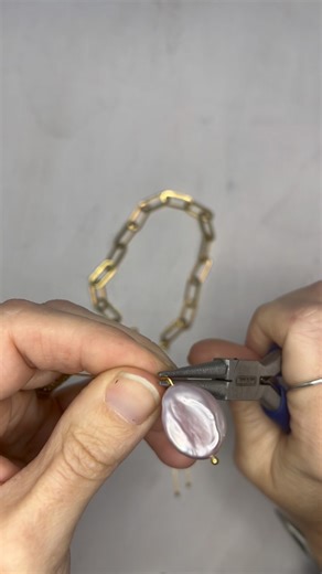 🌸✨ Unveiling our latest crafting sensation – the Freshwater Pearl and Paperclip Chain Bracelet Tutorial! 📎💖 Elevate your jewelry game with this chic combination of classic pearls and trendy paperclip chain. Discover the art of crafting elegance at your fingertips! Dive into the full tutorial and find all the supplies you need to create a bracelet that seamlessly blends timeless sophistication with modern flair. Get inspired and explore the world of handmade beauty. 🛍️✨ Find the complete tuto