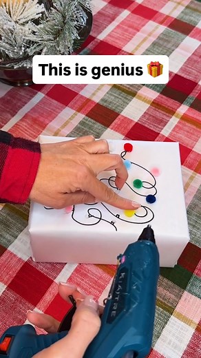Clever Giftwrapping Trick 🌲 Wow your family with a fun touch of creativity when you wrap your gifts this holiday season! #holidayseason #gifting #tipsandtricks | Randy & Mandy