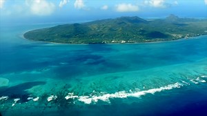 Offrez-vous un moment d'évasion avec ces images à couper le souffle de Tubuai, dans l'archipel des Australes 💖 Mauruuru roa* Jean-Bernard Carillet de nous faire voyager depuis chez nous ! 🎥 ©Jean-Bernard Carillet / jb.carillet_photography (instagram) *merci beaucoup en tahitien | Air Tahiti Nui