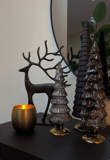 🎄🖤 Stijlvolle kerst met zwarte glazen kerstbomen! Combineer onze glazen zwarte kerstbomen met zachte theelichten en een mooi rendierornament voor een elegante, moderne kerstlook. ✨ Perfect voor een sfeervolle touch! 📍 Shop nu! #Kerstdecoratie #ZwartIsChic #FeestdagenVibes #DressoirStyling #ElegantInterieur #sfeervolwonen #KerstDecoratie #ChristmasVibes #fy #Woonaccessoires