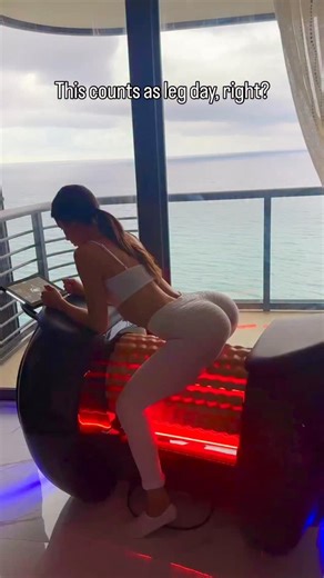 Jen Selter on Instagram: "Lymphatic drainage + muscle recovery… name a better combo 😮‍💨 hurts so good"