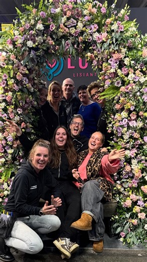 Trade fair en IFTF opbouw 2025! Samen met een fantastische team hebben we er weer wat moois van gemaakt! #trots #bloemen #tradefair #IFTF #beurs #opbouw #dreamteam De toppers van @lentizmbo_westland waren maandag ook weer van de partij! Leuk om de studenten mee te nemen in onze mooie bloemenvak. | By Tiffany Floral Design
