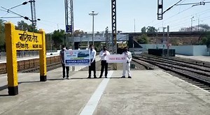 ‘Oxygen Express’ train loaded with liquid medical oxygen tankers from Vizag has reached Nashik. 4 Oxygen tankers have been unloaded to provide additional oxygen to the patients. Under the leadership of PM Narendra Modi ji, Railways continues to serve 🇮🇳 during difficult times. | Piyush Goyal