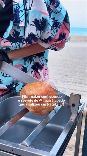 Luanny Ribeiro | Marketing on Instagram: "Tinha que filmar. 📽️ Natal entregando tudo e mais um pouco 🥥 Sorvete de coco da @miraggionatal , servido na casca do coco, com sorvete cremoso, raspa de coco e água de coco à vontade enquanto a fila anda. Climinha tropical, estética natural e sabor real. Vale o hype. Salva esse vídeo pra quando for em Natal não esquecer de provar e envia pra alguém que iria amar 🤍 #MiraggioNatal #NatalRN #BlogueiraDeViagem #ValeOHype #ExperienciaNatal #ViagemNordeste 