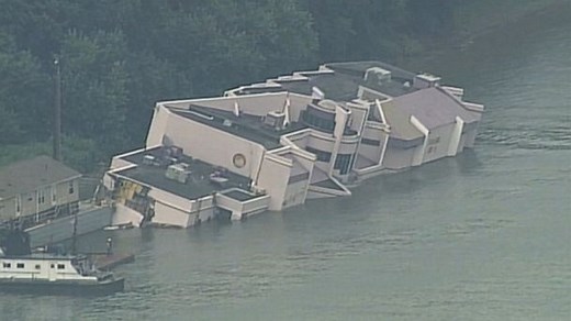 Popular Floating Restaurant Sinks Into Ohio River