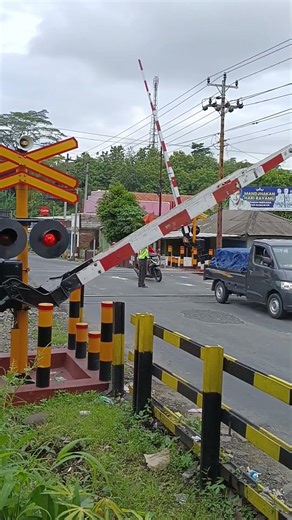 Railroad Gate Down, Tension Up | Palang Turun Ketegangan Naik