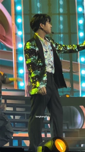 everyone please look at mix and his little dance so cute 😭😭😭🤏🏻🤏🏻🤏🏻 #mixxiw #mixsahaphap #lolfanfest2023d1 #earthmix