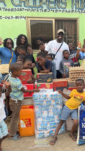 Kwame is bringing all the anidasuo to our hearts! 🥹♥️ Giving back is embedded in Kwame's DNA. Growing up, his mom had him save money to send to kids in underserved communities in Ghana, her hometown. With the support of the Live Más Scholarship, he’s been able to earn his Master of Business Administration and begin building his own nonprofit to continue helping those in need. Are you (or do you know) a student who is pursuing a higher education, preparing for the workforce, or pursuing their pa