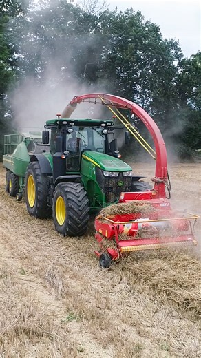 Ensileuse frontale 😮💪 | LB Visuel #farmequipment #farmingmachines #farming #farm #farmer #farmlife #agriculture #agricultural #tractor #landwirtschaft #johndeeretractor #johndeerepower #johndeere #johndeeregreen | LB Visuel