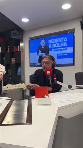 Rádio Comercial on Instagram: "Hoje temos connosco um homem que estava à espera do autocarro 57, mas entrou numa nave espacial… 🚀👽 Powered by @lidlportugal e AeroOm #radiocomercial #rebentaabolha"